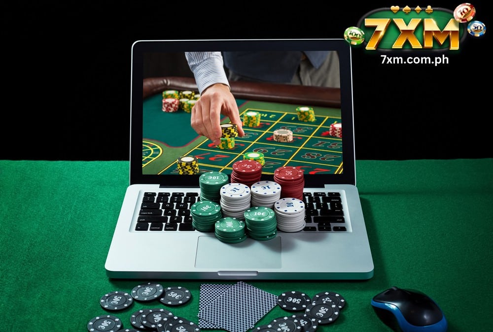 mga chips at laptop na maari mo gamitin sa paglalaro ng onlien blackjack sa 7XM Online Casino